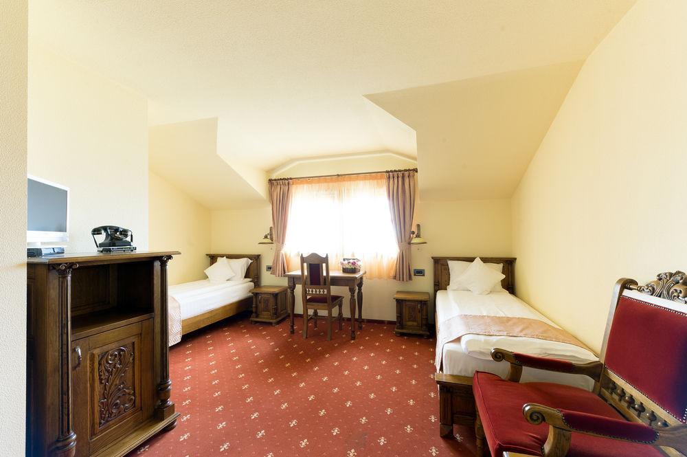Hotel Castel Royal Mosnita Noua Extérieur photo