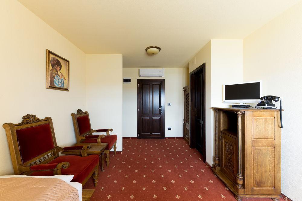 Hotel Castel Royal Mosnita Noua Extérieur photo