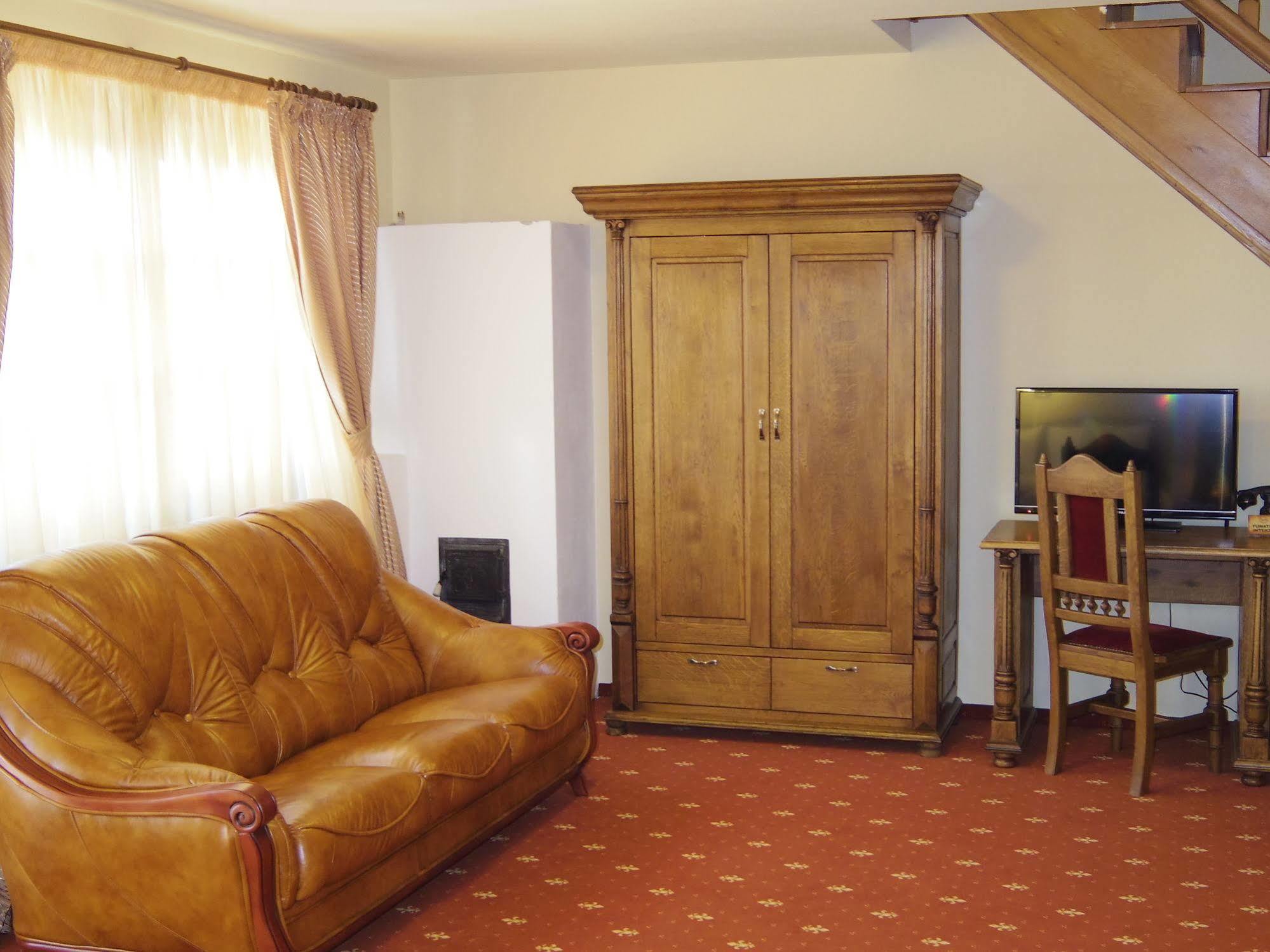 Hotel Castel Royal Mosnita Noua Extérieur photo