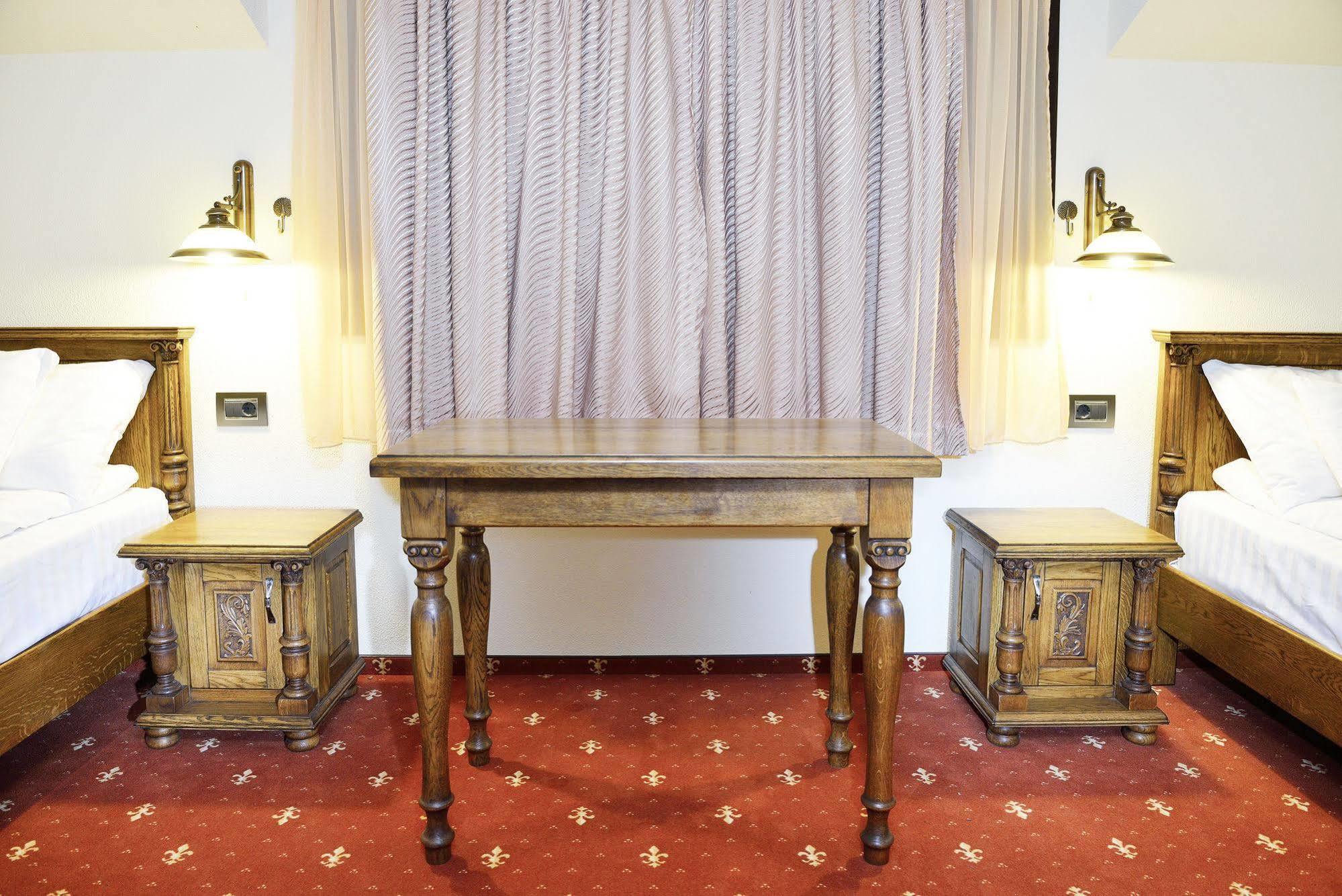 Hotel Castel Royal Mosnita Noua Extérieur photo