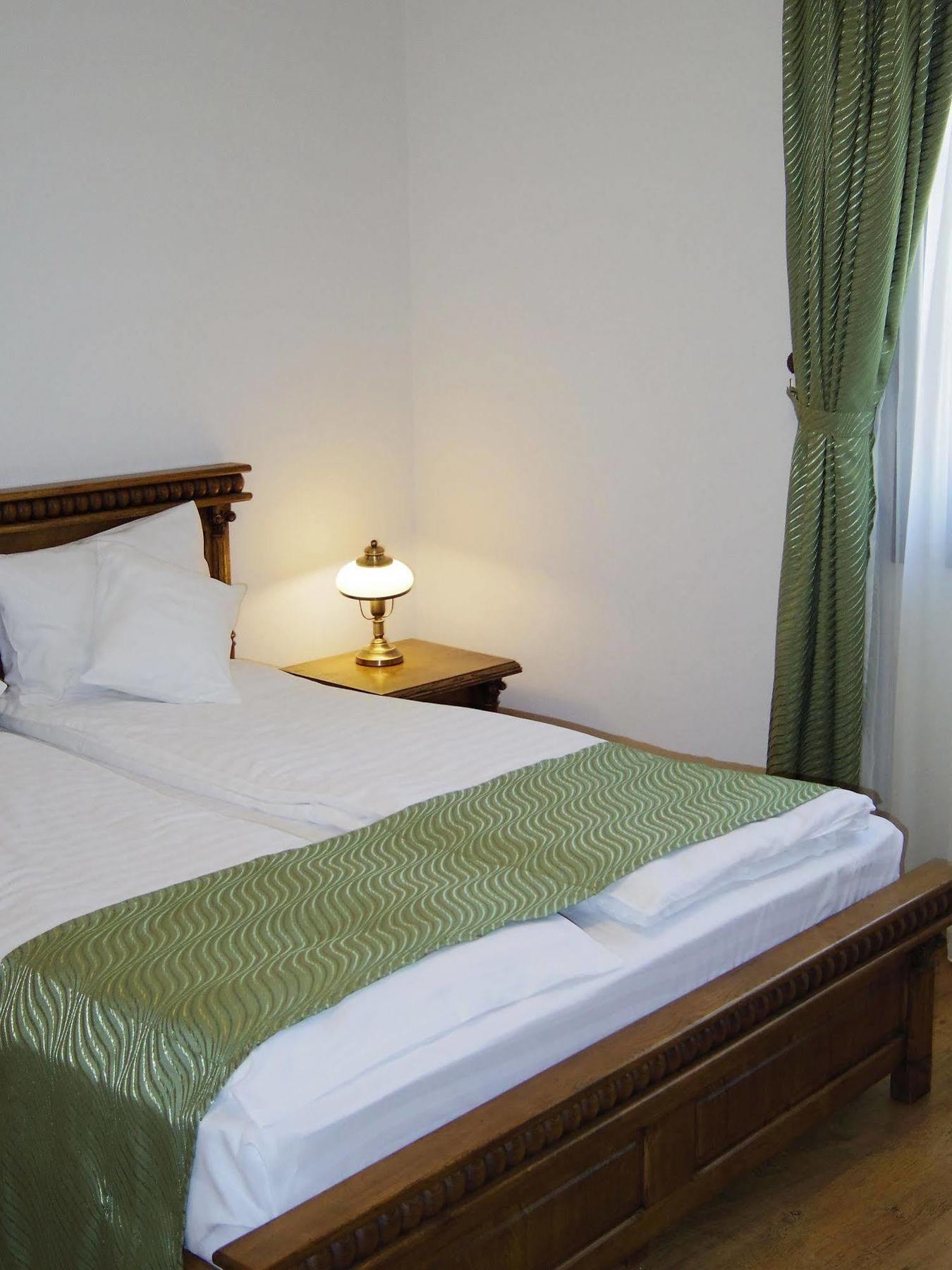Hotel Castel Royal Mosnita Noua Extérieur photo